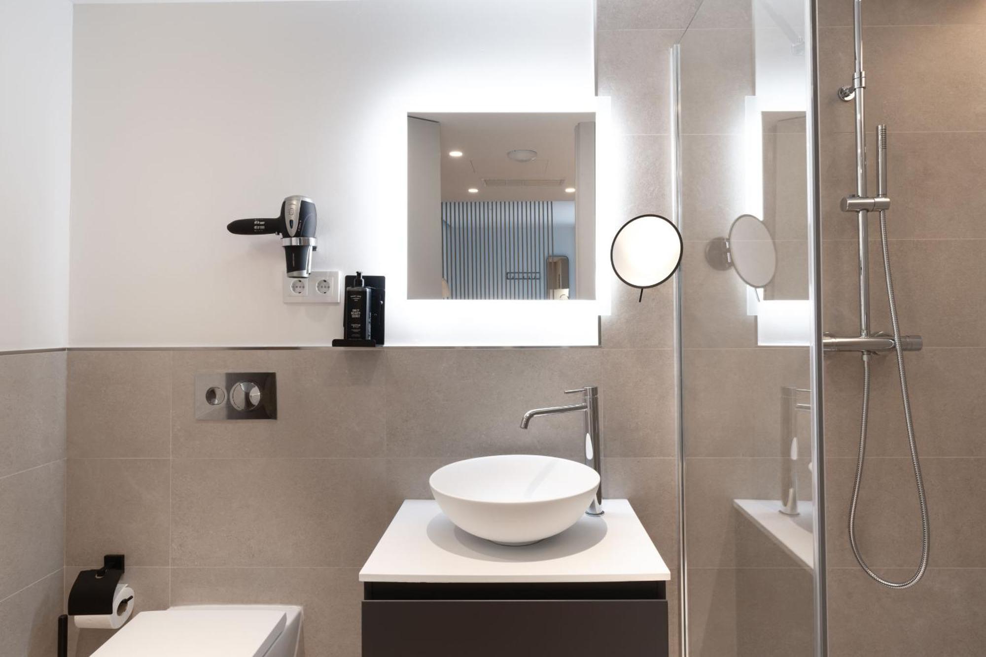 Limehome Madrid Calle De Juan Hurtado De Mendoza Luaran gambar
